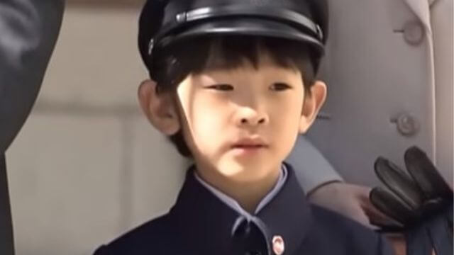 悠仁さま もみあげ 非対称 小学校入学 画像