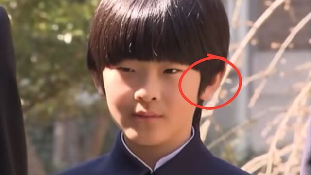 悠仁さま もみあげ 非対称 小学校卒業式 画像
