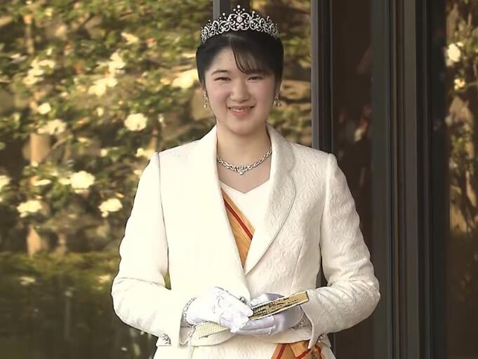 愛子さま　ローブ・デコルテ　画像